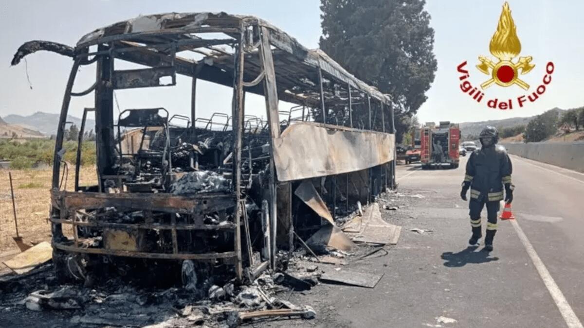 Autobus di linea in fiamme nel Catanese: autista eroico salva tutti i passeggeri - 