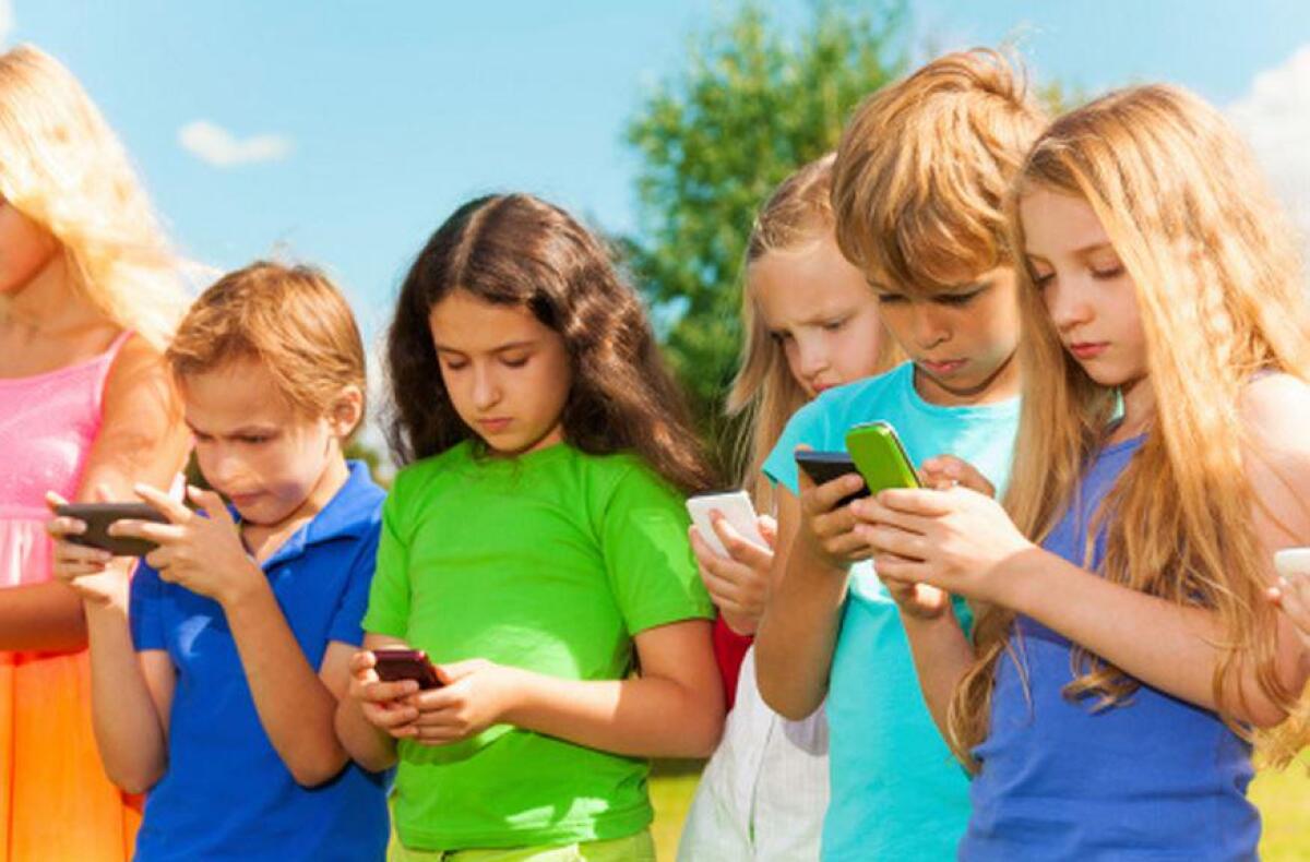 Valditara propone multe per l'uso dei cellulari nelle scuole medie - 