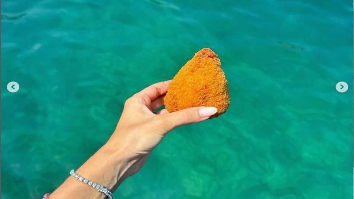 Vacanze catanesi per una vip nata a Catania, ecco chi ha gustato l'arancino della foto - 