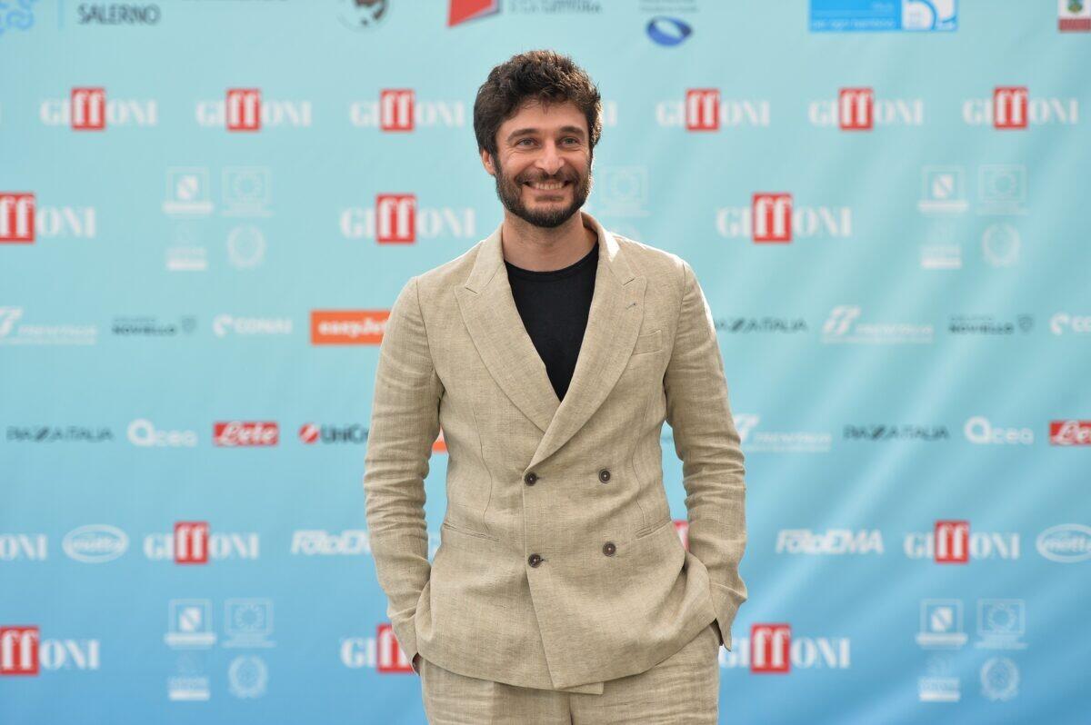 Lino Guanciale annuncia il ritorno del commissario Ricciardi tra emozionanti colpi di scena e lancia un appello ai giovani: andate a votare! - 