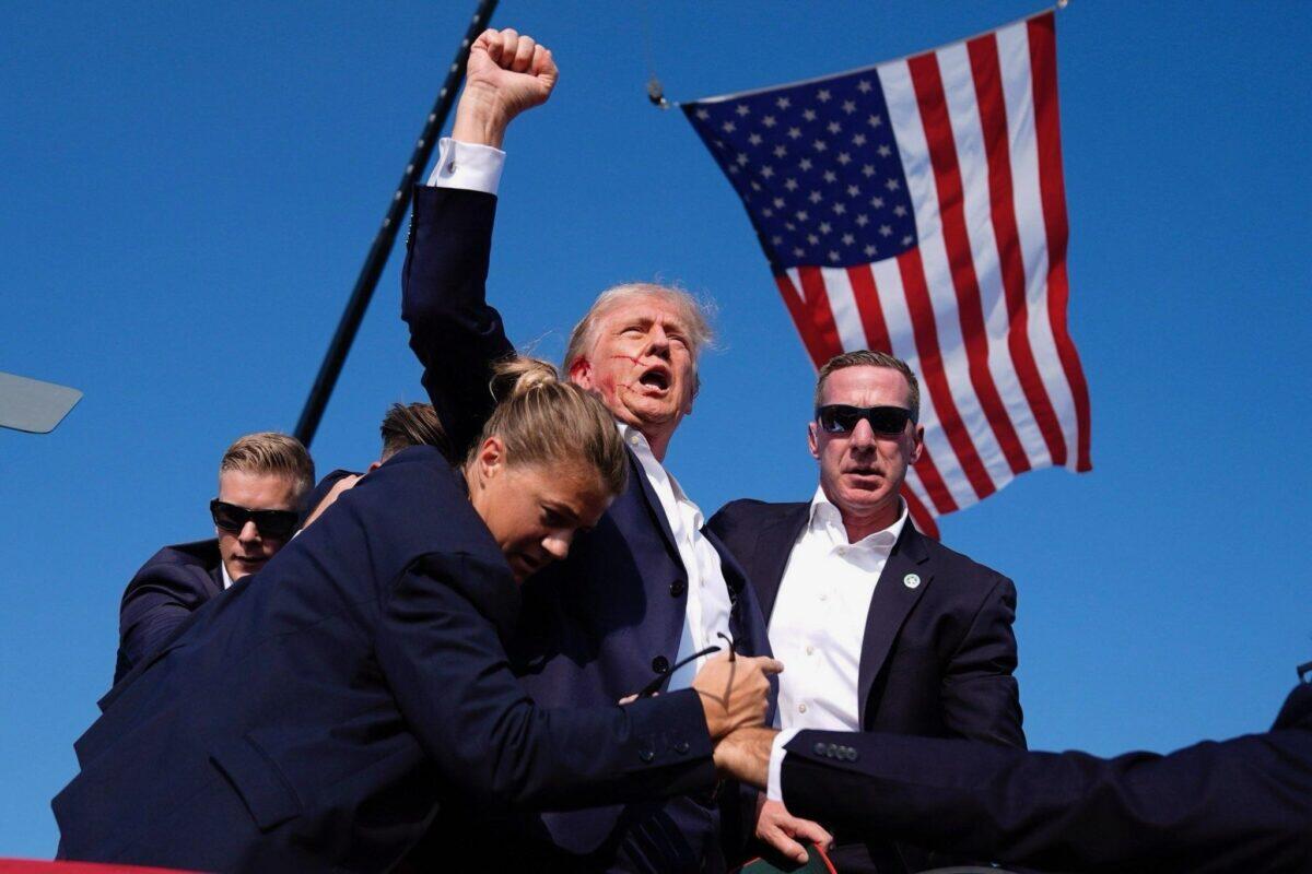 Video - Trump ferito a colpi d’arma da fuoco, la Cnn annuncia: attentatore neutralizzato. L’ex Presidente si rialza e grida: Fight, fight, fight - 