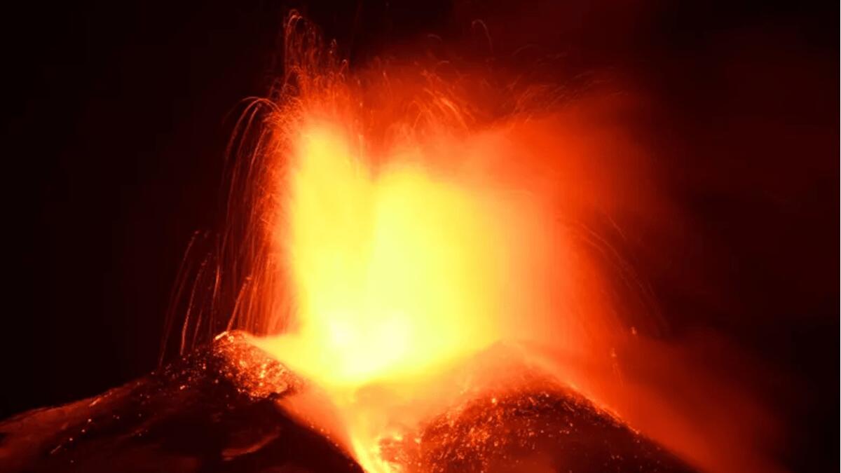 Intensa attività stromboliana dell'Etna: due colate da voragine. Cenere su Catania - 