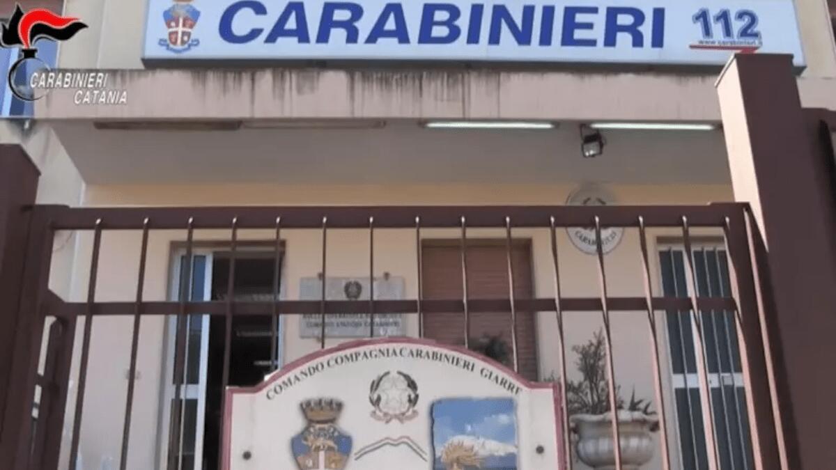 Donna trovata impiccata in bagno nel Catanese: aveva litigato col compagno - 