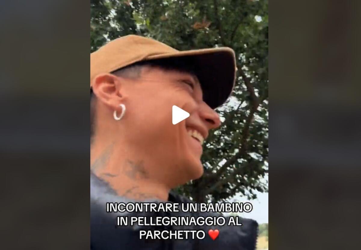 Un bambino incontra Ultimo al parco di Roma: la reazione conquista il web - 