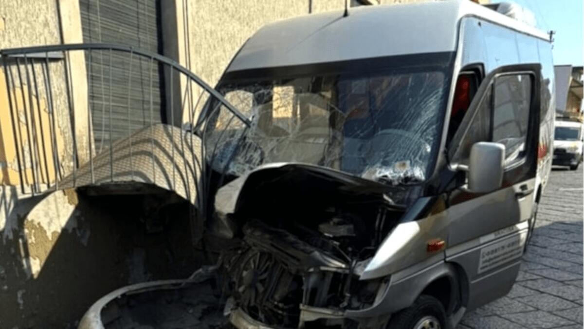 Minibus impatta violentemente contro balcone: 10 turisti feriti - 