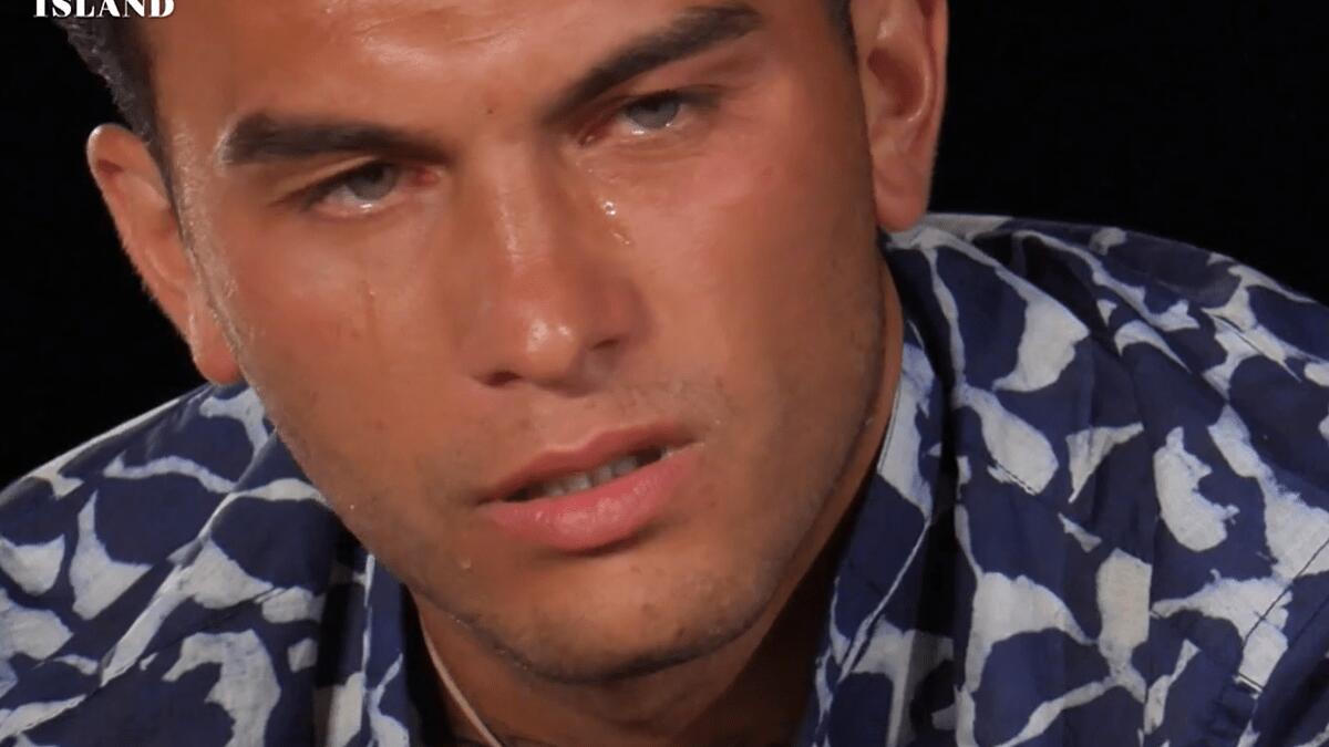 Martina si avvicina sempre di più a Carlo mentre Raul rompe una sedia e poi crolla in lacrime a Temptation Island! - 