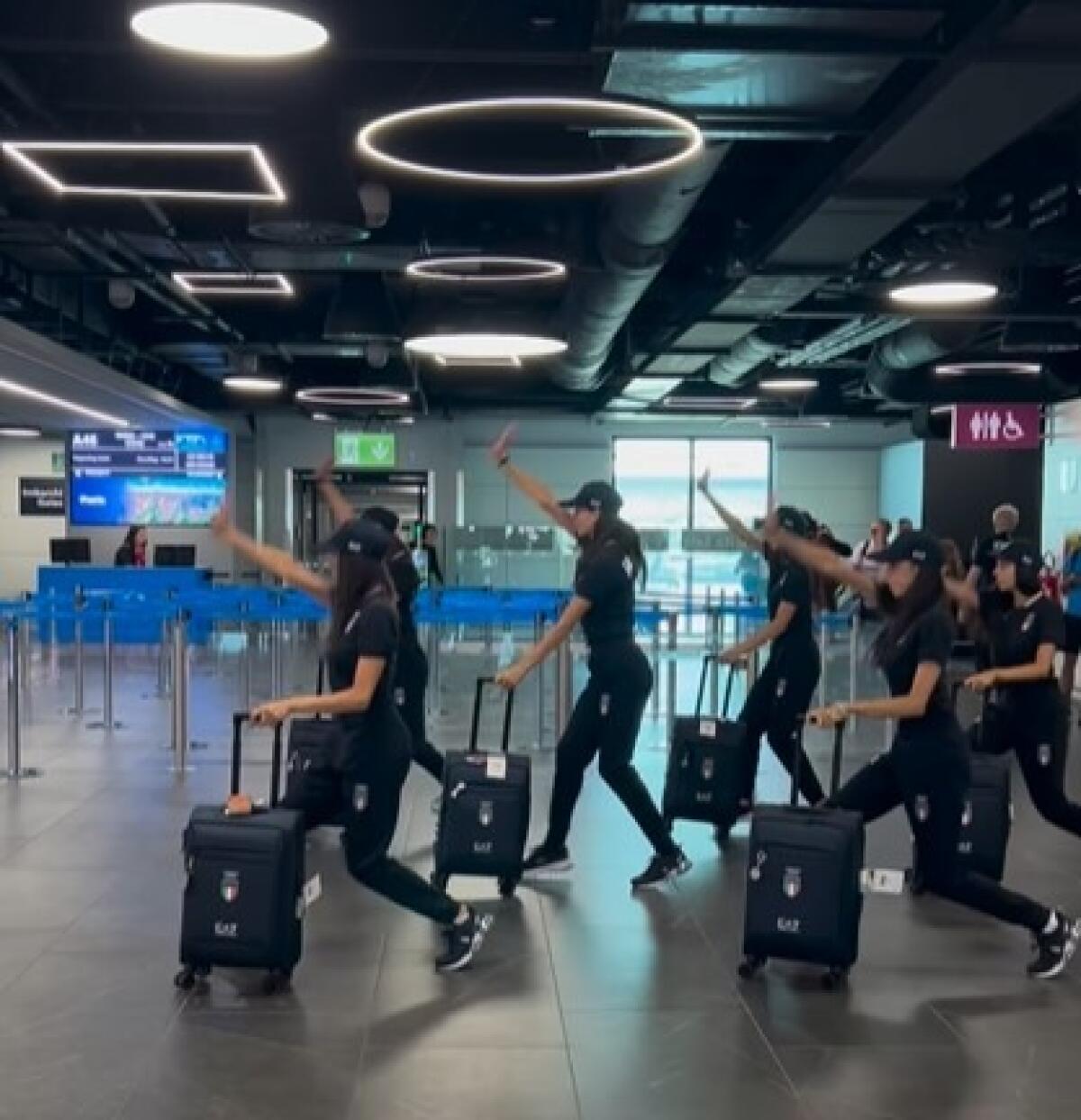 Guarda le farfalle azzurre in azione: la nazionale di ginnastica ritmica incanta con una coreografia all’aeroporto! - 
