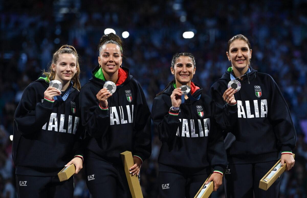 Italia sul podio! Argento nel fioretto femminile a squadre alle Olimpiadi di Parigi 2024, siamo già a quattro medaglie al Grand Palais! - 
