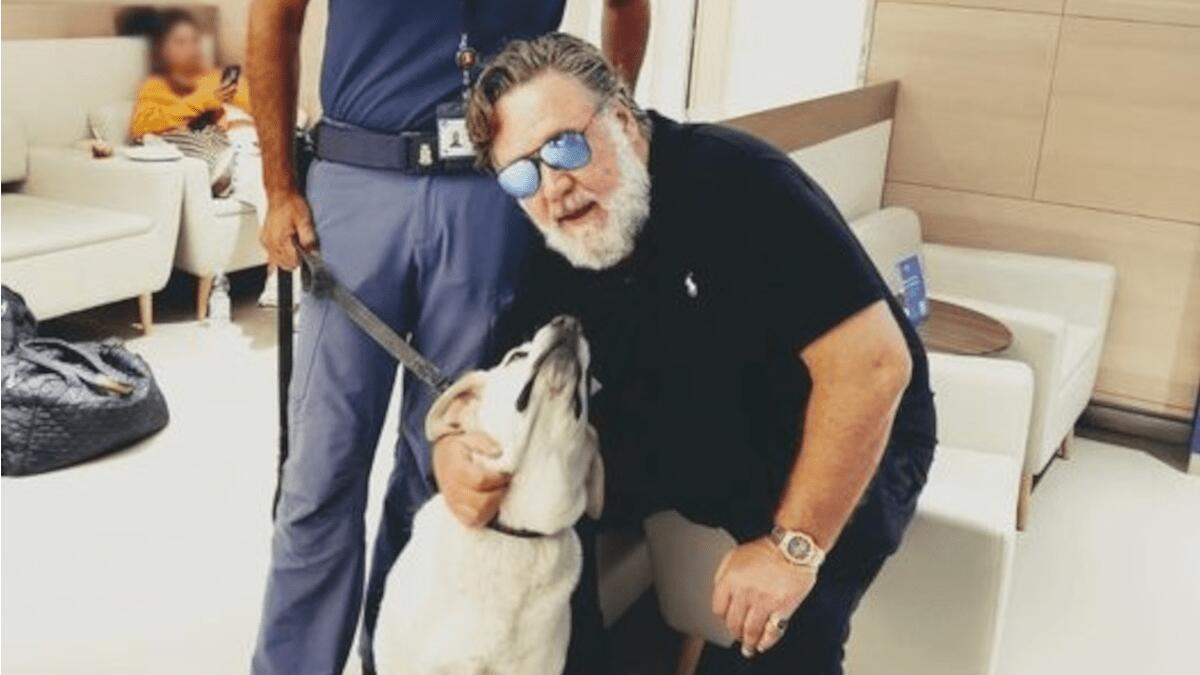 “Al mio segnale, scatenate le coccole”: insolito fan per Russell Crowe all’Aeroporto di Catania - 
