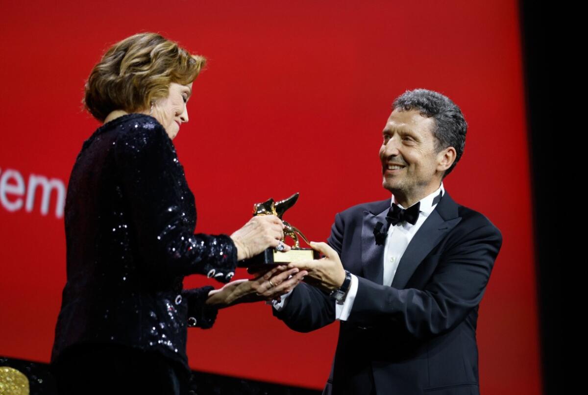 A Venezia Sigourney Weaver riceve il Leone d’oro alla carriera e si dichiara sorpreso e onorato - 