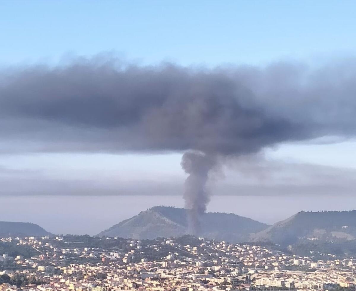 Incendio a Pozzuoli: devastante fuoco in un'azienda alimentare, 10 camion-frigo in cenere! - 
