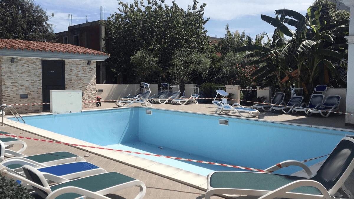 Bambino di tre anni cade in piscina nel Catanese rischiando l’annegamento: ricovero d’urgenza - 