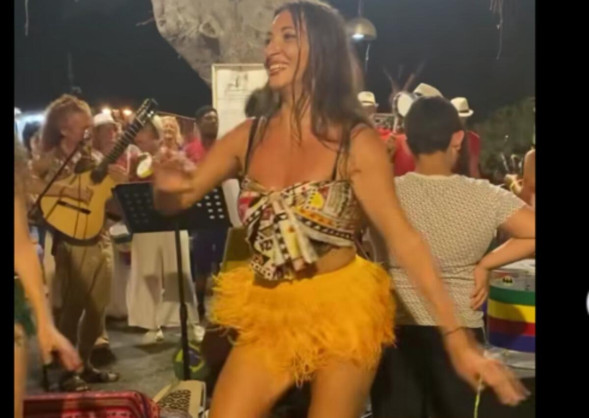 Una vera festa brasiliana a Catania, Sambazita illumina piazza Castello Ursino [VIDEO] - 