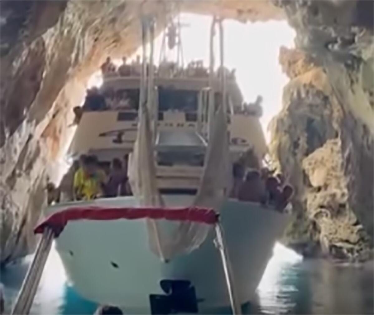 VIDEO | Nave sfiora le rocce della grotta a Cala Gonone in Sardegna, il capitano commenta l'incidente paragonandolo a un inchino di Schettino - 