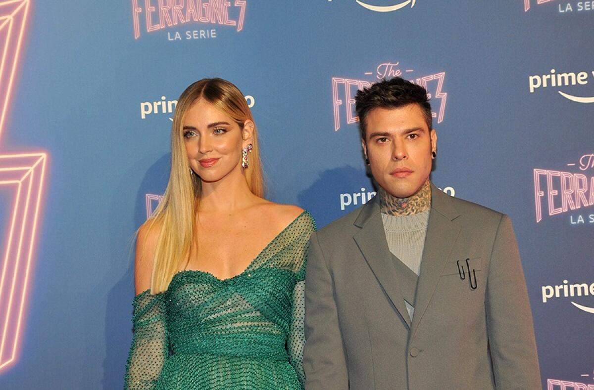 Chiara Ferragni al centro di un intrigante triangolo amoroso con Silvio Campara, mentre Fedez lancia una frecciatina sui social! - 
