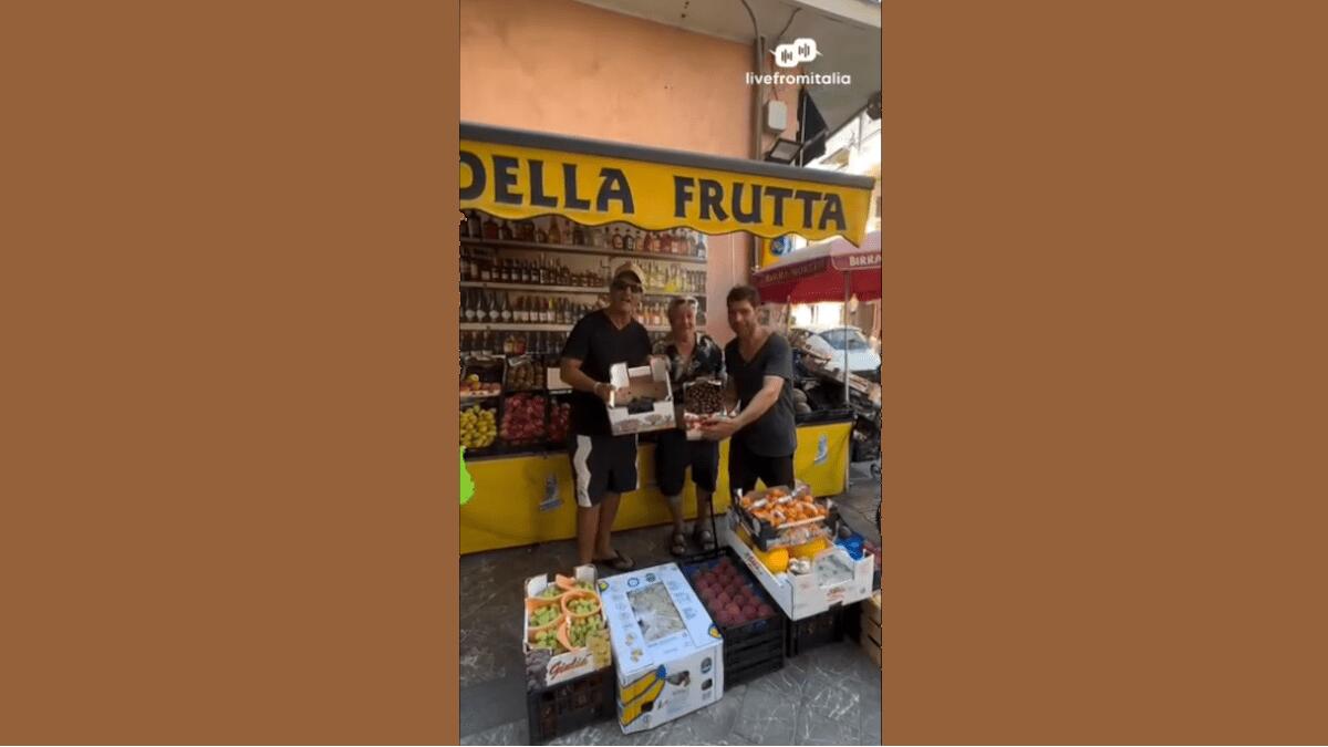 Ritorno alle origini per Fiorello in Sicilia: gag all’angolo della frutta [VIDEO] - 