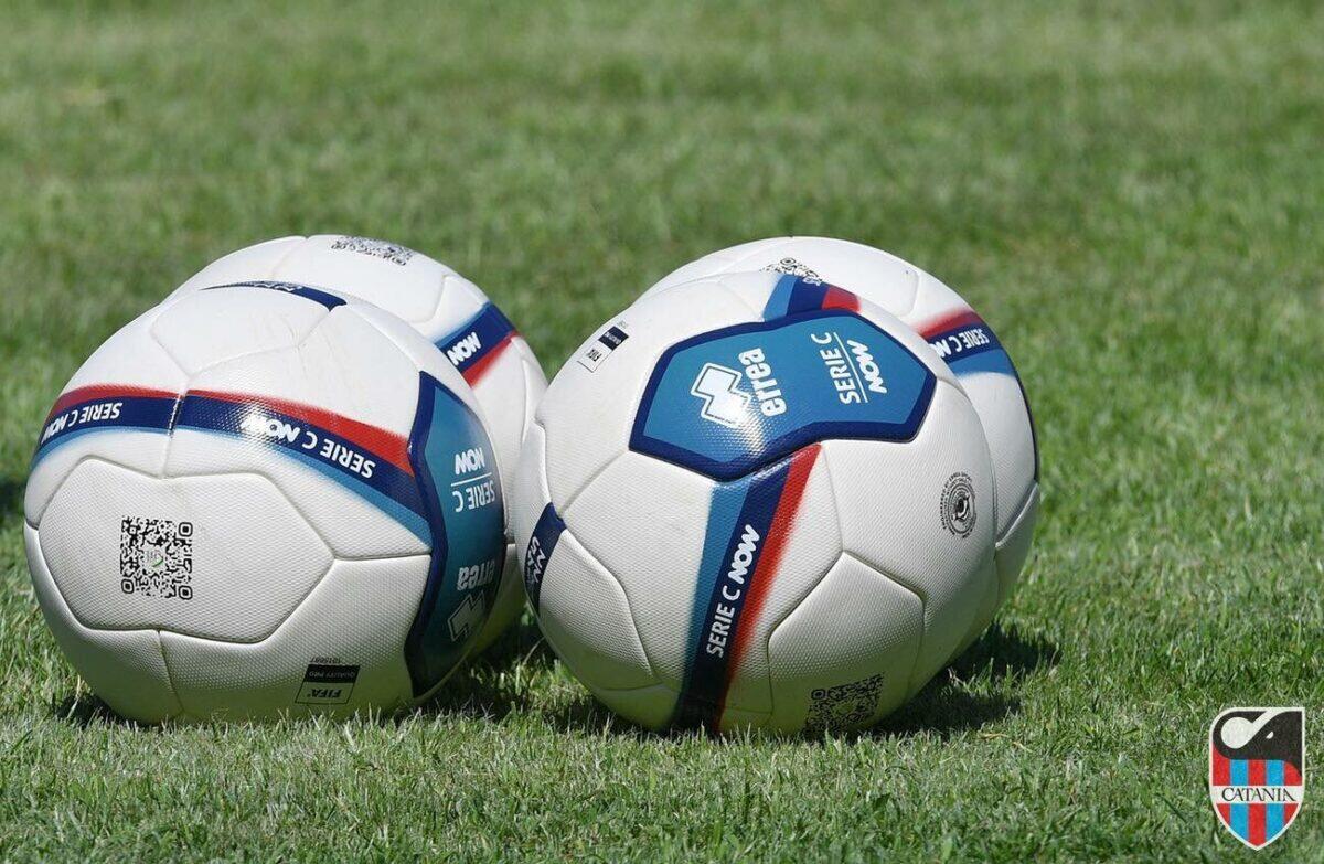 Catania contro Crotone: fischio d'inizio con Iannello al centro del campo! - 