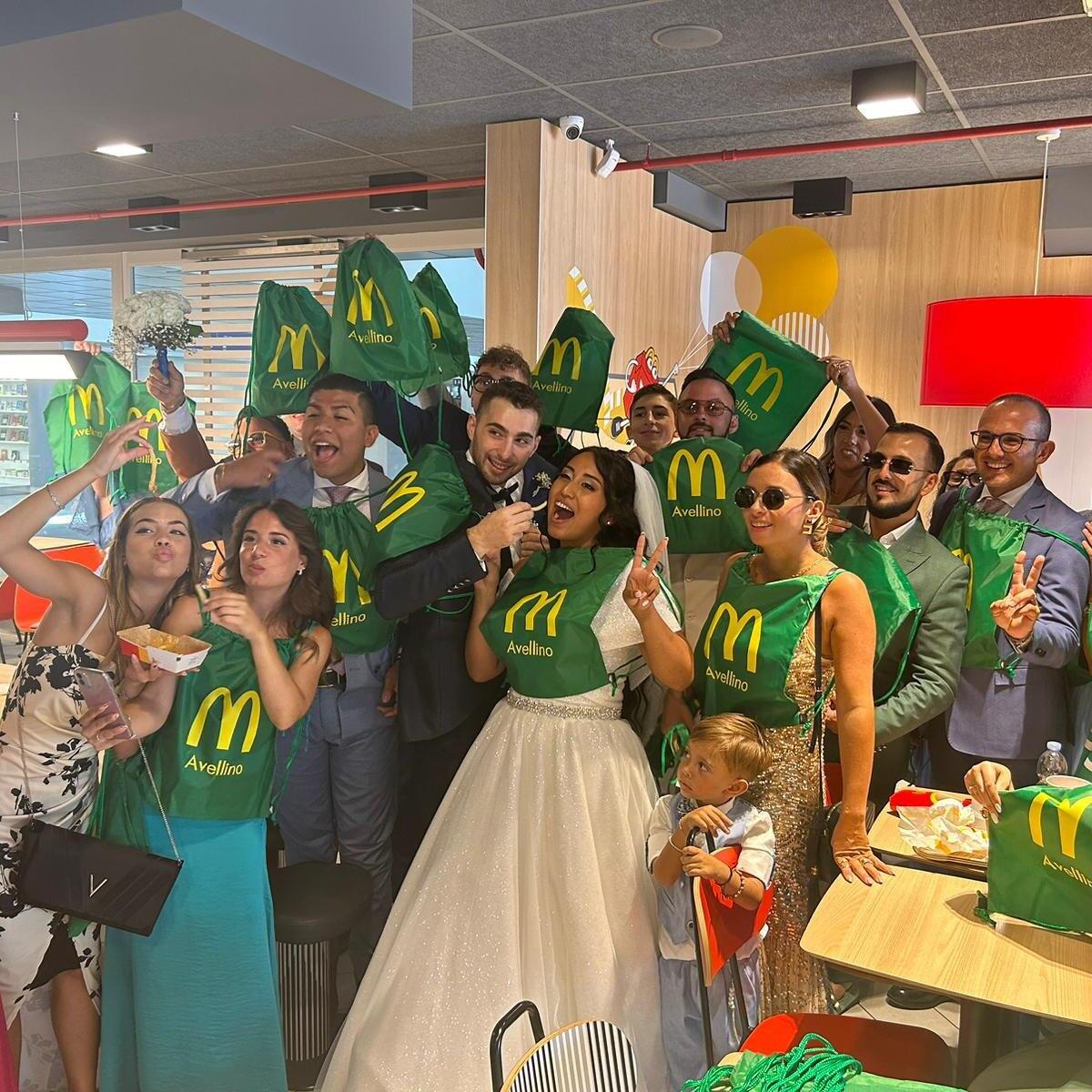 Scopri il matrimonio in McDonald's che ha sorpreso Avellino per il suo spirito di risparmio! - 