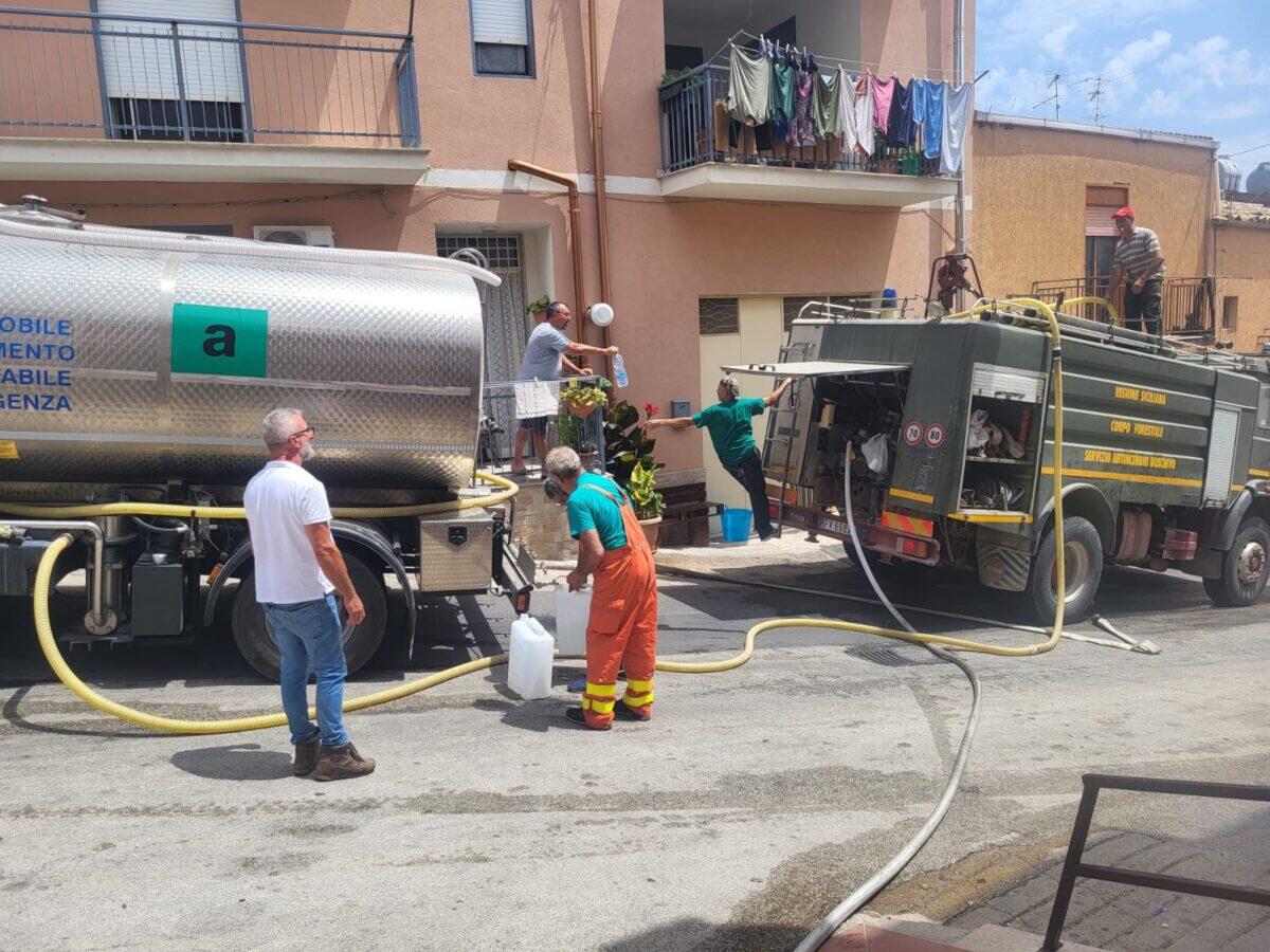 Emergenza siccità: 20 autobotti del Corpo forestale in azione per garantire la distribuzione dell'acqua. Schifani parla di massimo coordinamento! - 