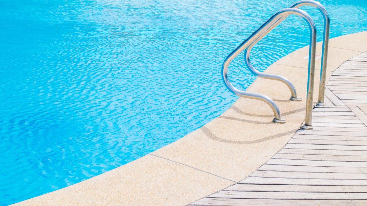 Tragedia in piscina: un bambino di due anni rischia la vita dopo un incidente sott'acqua. - 