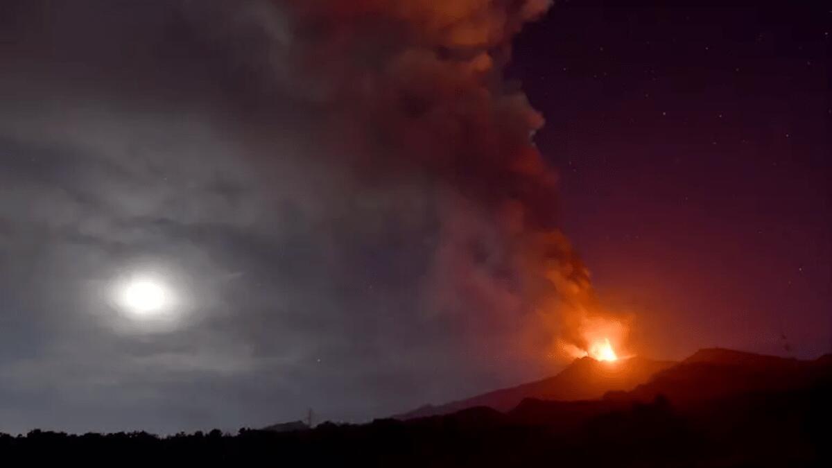 L’Etna partecipa al Ferragosto: intensificazione dell'attività stromboliana nel cratere Voragine - 