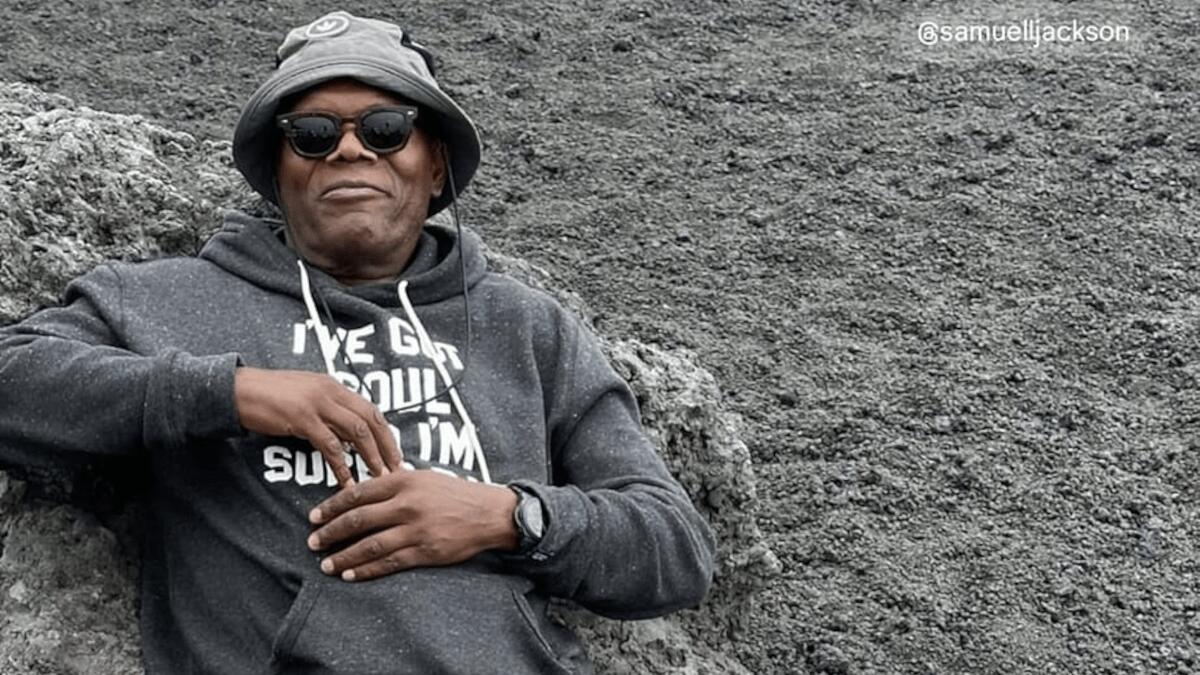 La foto che non ti aspetti: Samuel L. Jackson “comodamente” seduto sull’Etna - 