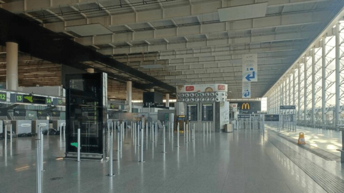 La prima pioggia crea disagi: cade pannello del soffitto all’aeroporto di Catania - 