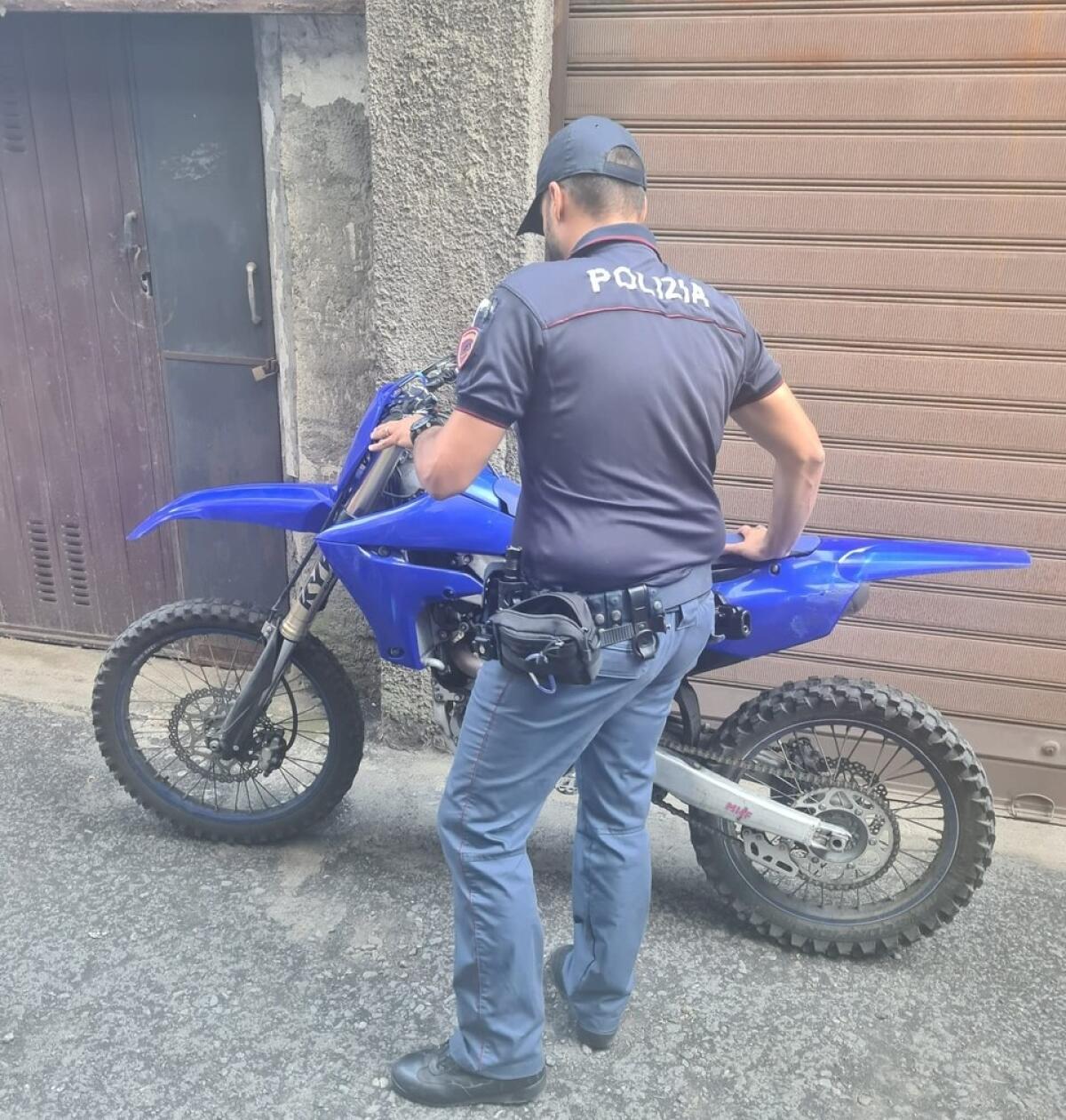 Un video scioccante mostra un motociclista che fa impennate in tangenziale: il responsabile identificato e multato dagli agenti del Commissariato Nesima! - 