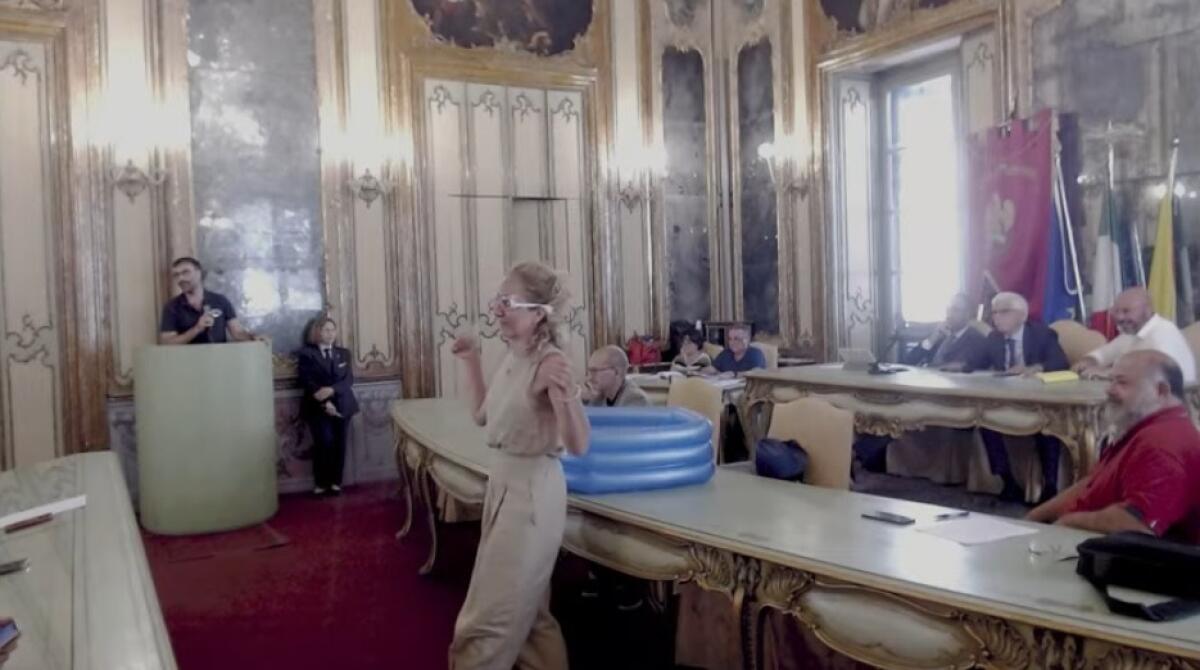 A Palermo una consigliera comunale sorprende tutti portando in aula una piscina gonfiabile! - 