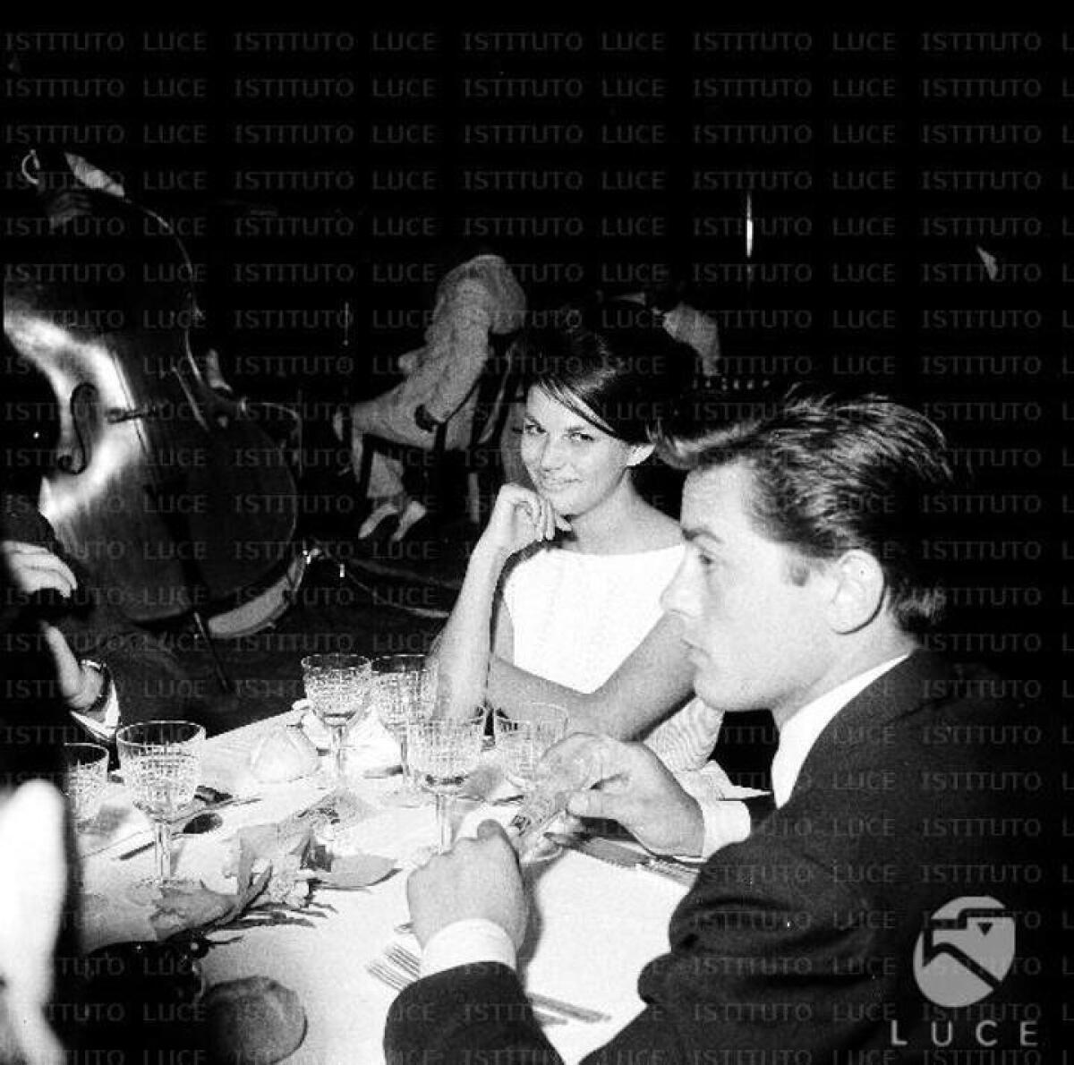 FOTO | Alain Delon ci lascia, scopri le immagini inedite con Claudia Cardinale e Romy Schneider - 