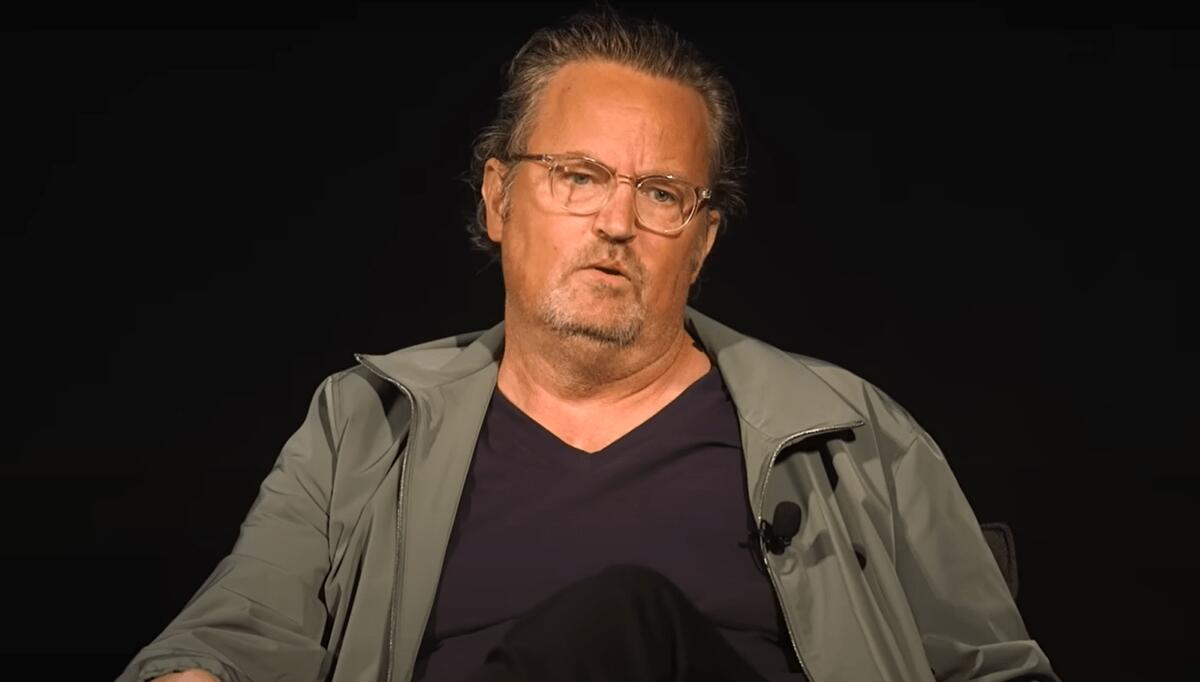 Due arresti per la tragica scomparsa di Matthew Perry: spicca il nome di un medico. - 