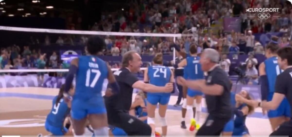 VIDEO - Italvolley trionfa alle Olimpiadi: lacrime di gioia in telecronaca. Il ct Velasco esalta la squadra definendola straordinaria! - 