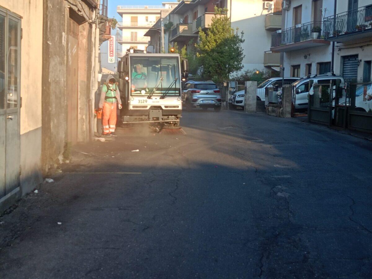 Pulizia strade da cenere vulcanica a San Gregorio di Catania, il sindaco annuncia il programma - 