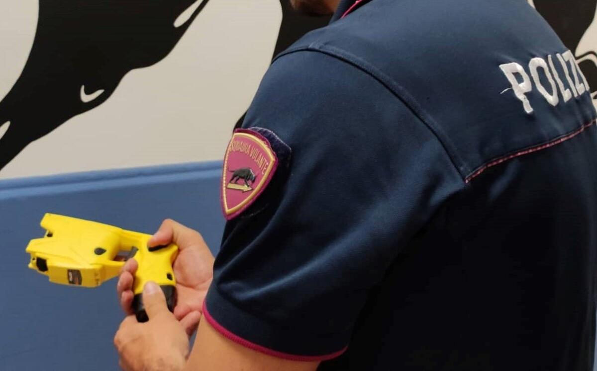 Caltanissetta: uomo cerca di attaccare gli agenti delle volanti e viene immobilizzato con il taser e arrestato! - 