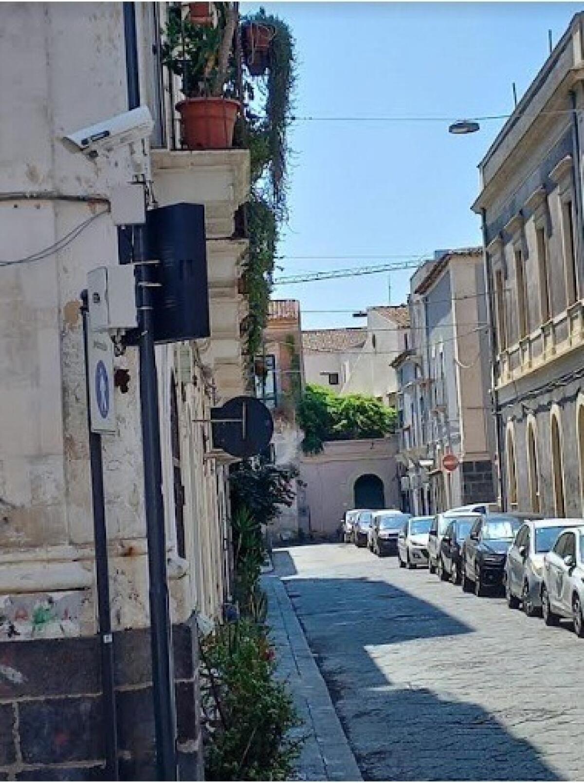 Telecamere attive in Via Crociferi: eleviamo la sicurezza della nostra area pedonale! - 