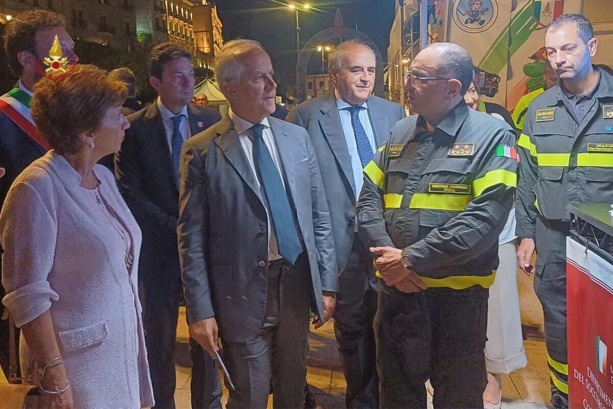 Ministro Piantedosi in visita ai Vigili del Fuoco: Esercitazioni e Congratulazioni per l'Eccellenza nella Sicurezza Pubblica - 