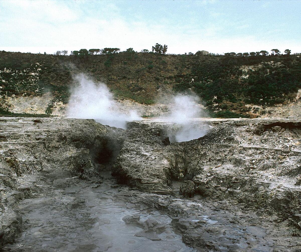 Magma in accumulo a breve profondità: cresce la paura di un'eruzione ai Campi Flegrei! - 