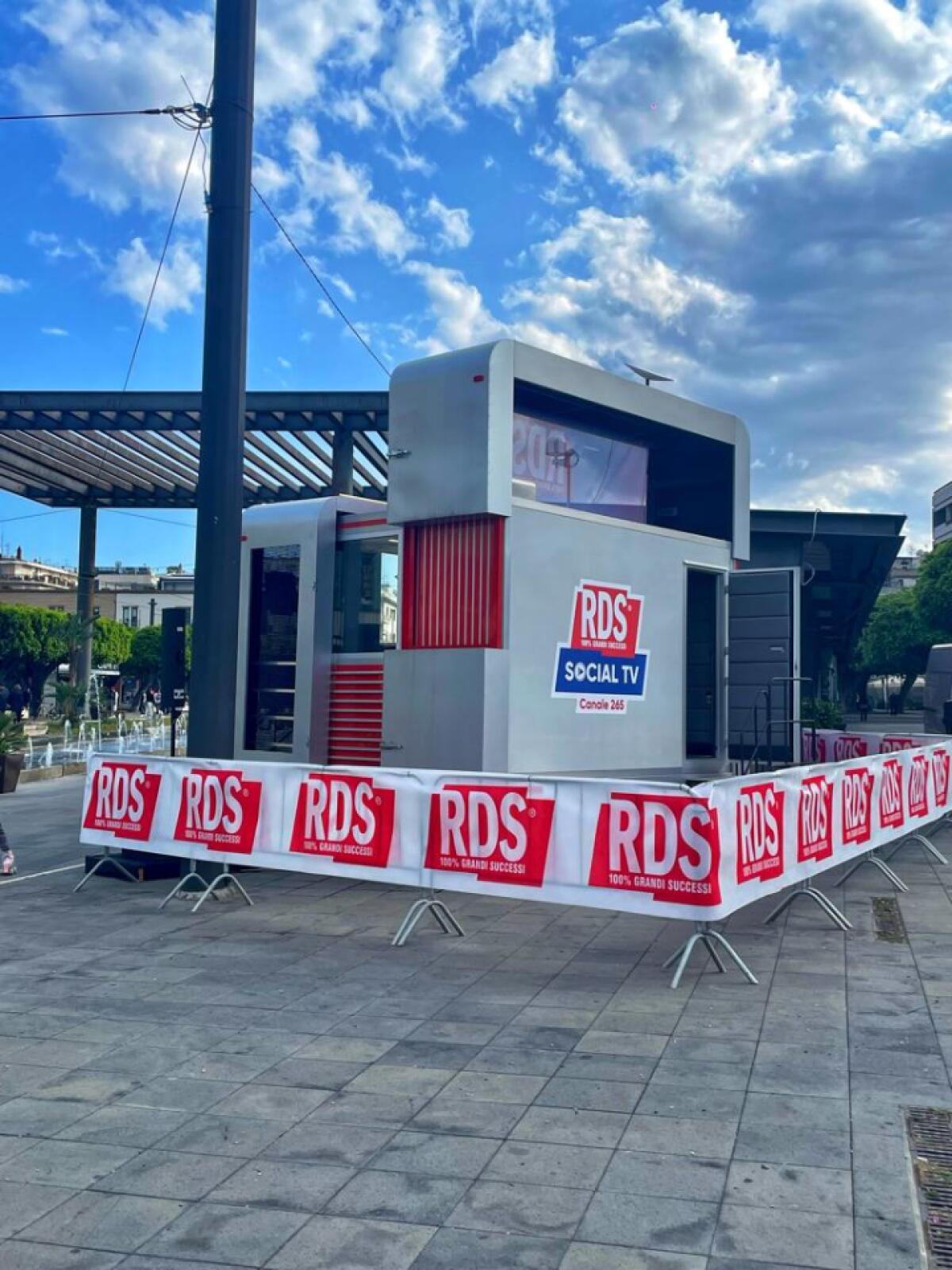 Messina si Fa Voce nel Mondo: Annuncio della Temporary Radio RDS a Piazza Cairoli! - 