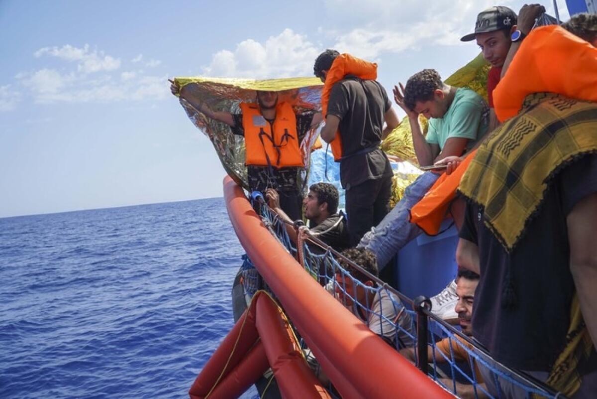 Tragedia in mare vicino a Lampedusa: continuano le ricerche di 21 migranti dispersi, tra cui bambini. - 