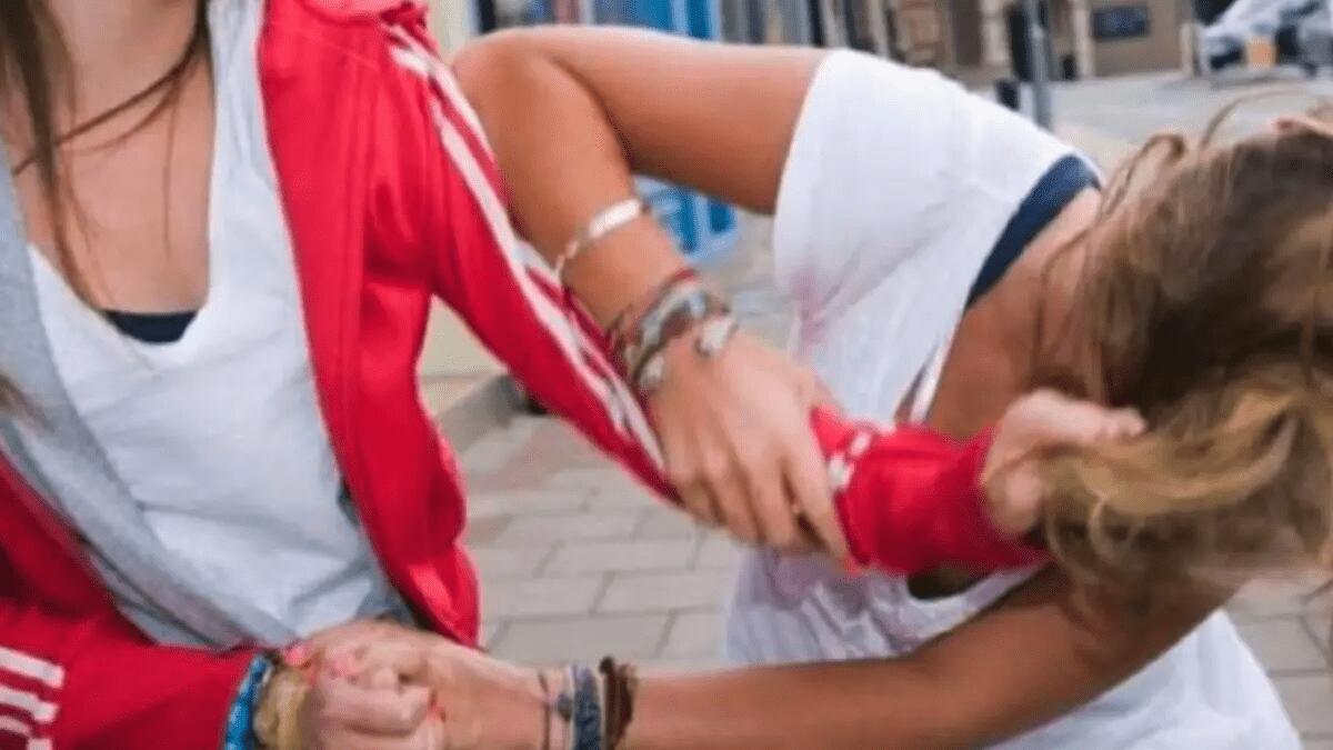 Rissa e aggressione con liquido infiammabile: lite per il “fidanzatino” tra famiglie criminali - 