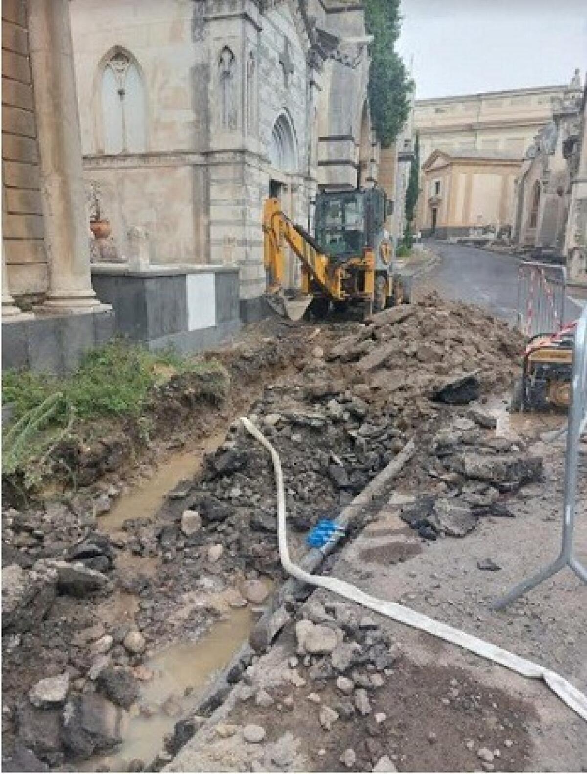 Riparazioni in corso al cimitero: interventi per fermare le perdite d'acqua! - 