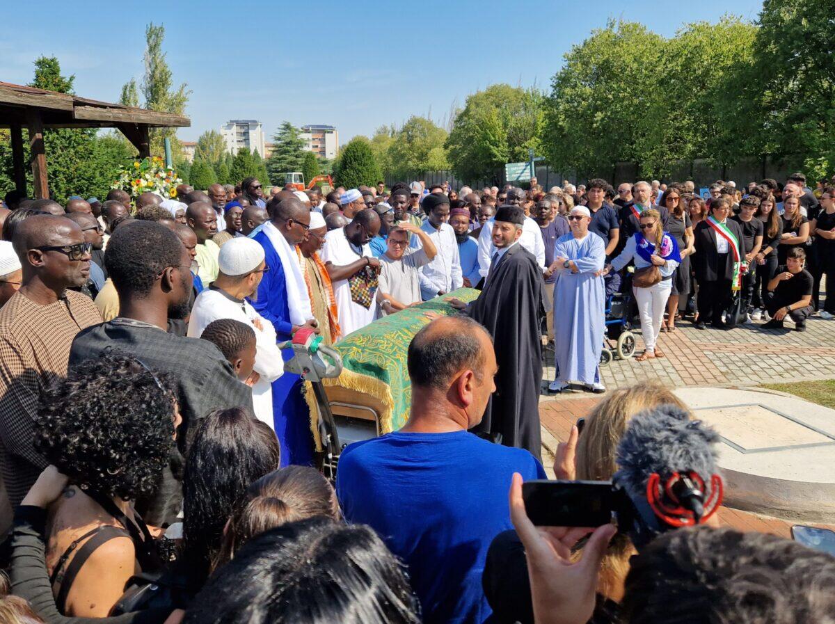 Una folla commossa partecipa ai funerali di Fallou Sall, il 16enne vittima di un tragico colpo di coltello in una rissa, con la speranza che la sua morte serva da lezione per tutti. - 
