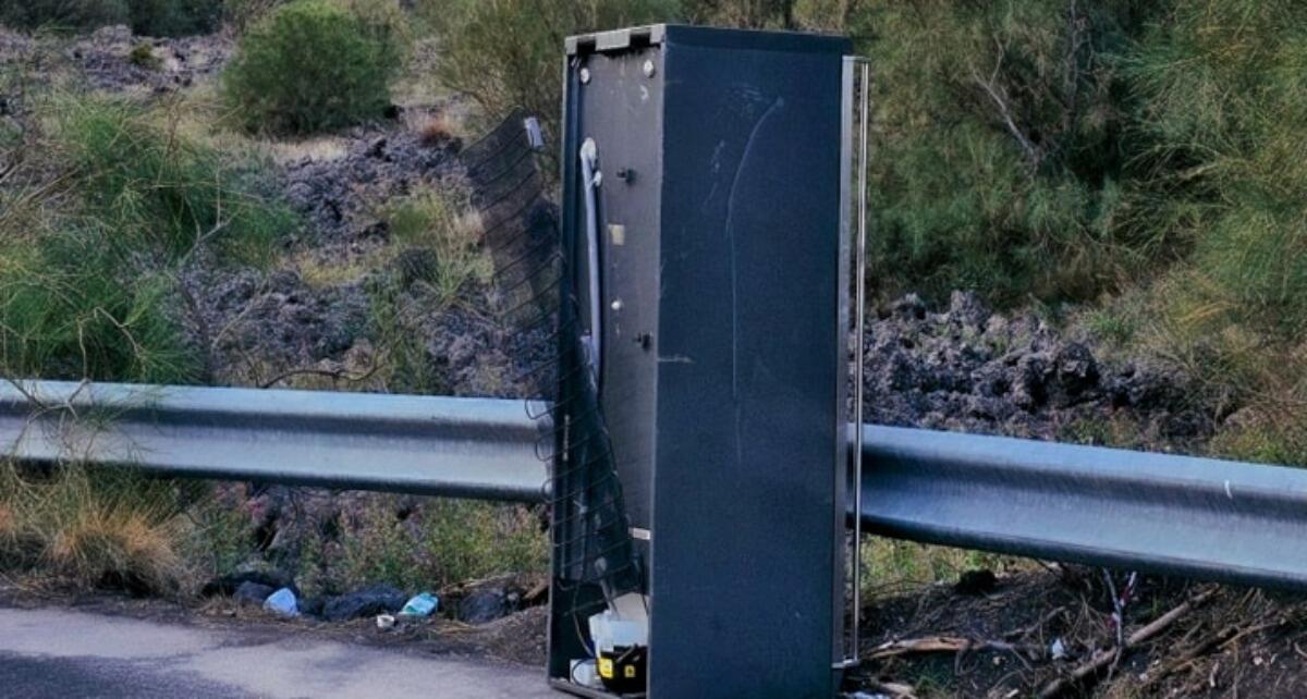 "Salendo sull'Etna, è impossibile non notarli", il sarcasmo dei social testimonia una cruda realtà - 