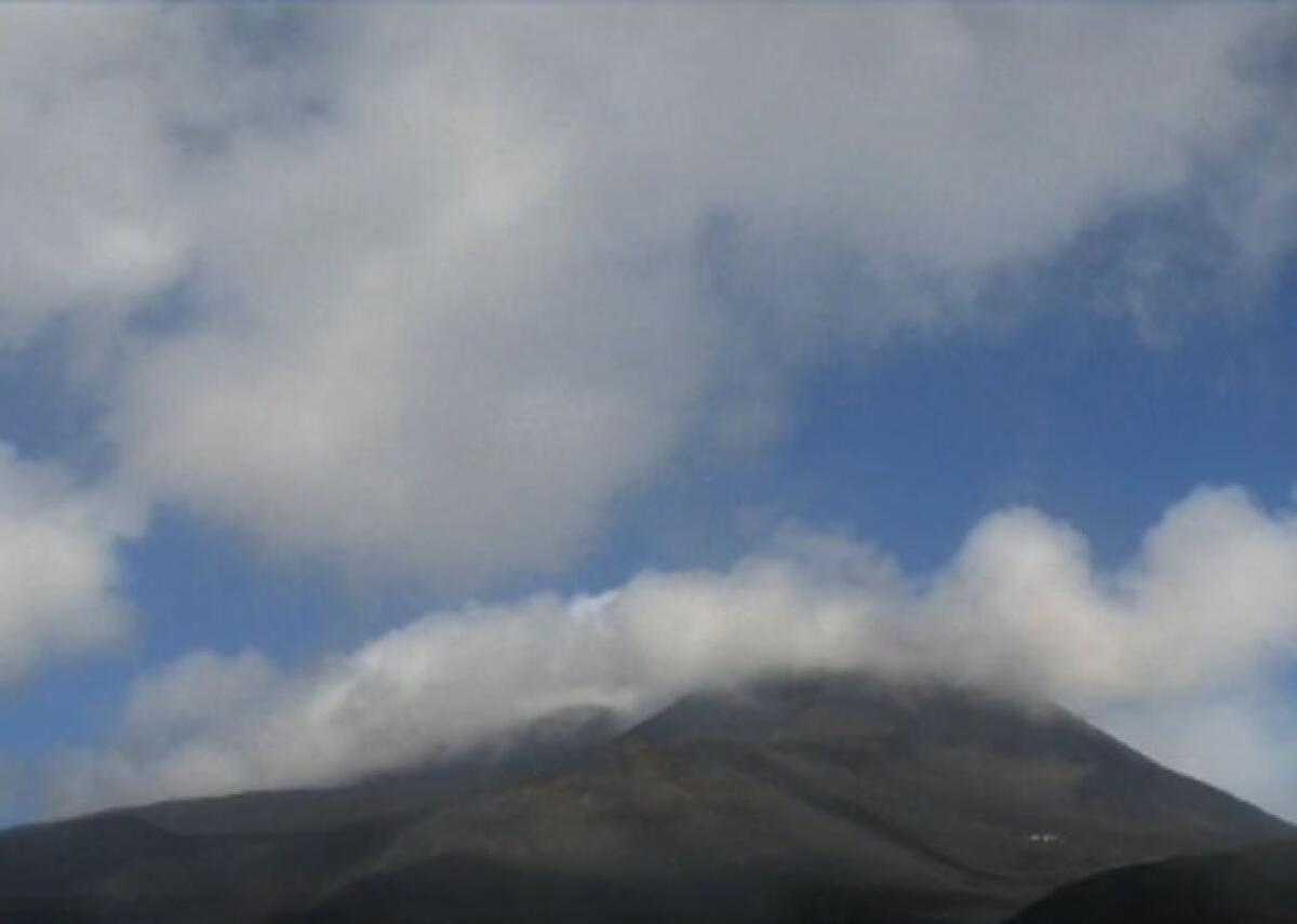 Etna in Eruzione: Spettacolo di Esplosioni dal Cratere Nord-Est! - 