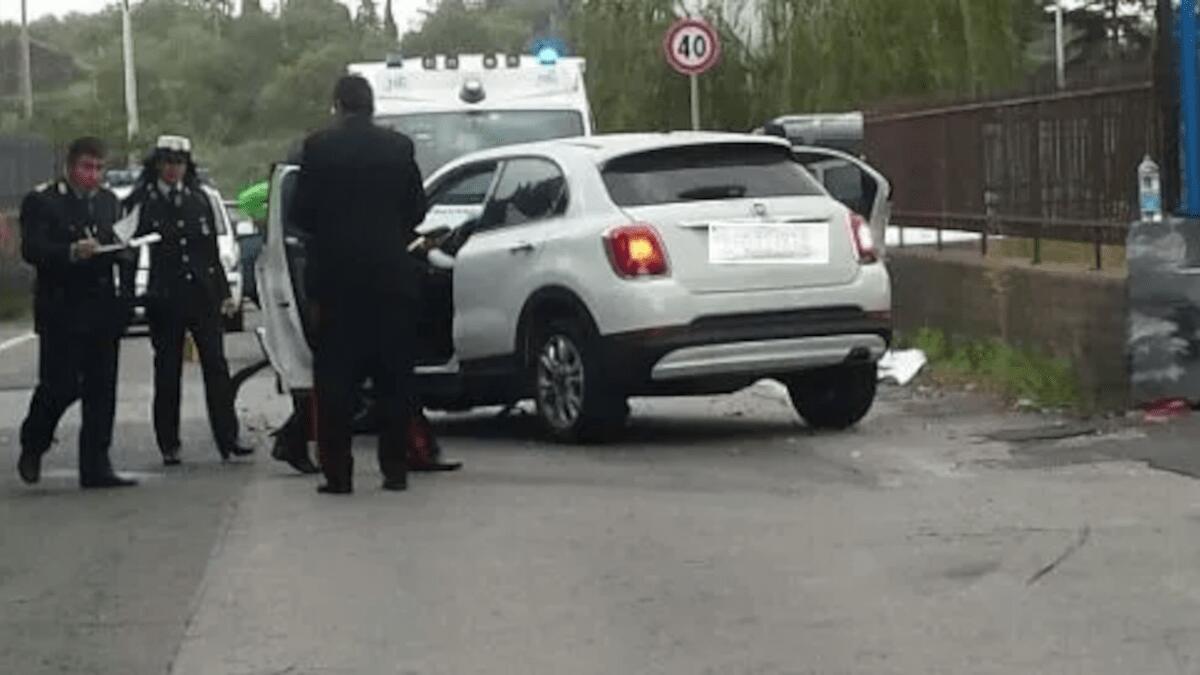Incidente nel Catanese: scontro tra due auto, conducente abbandona mezzo e luogo dell’incidente - 