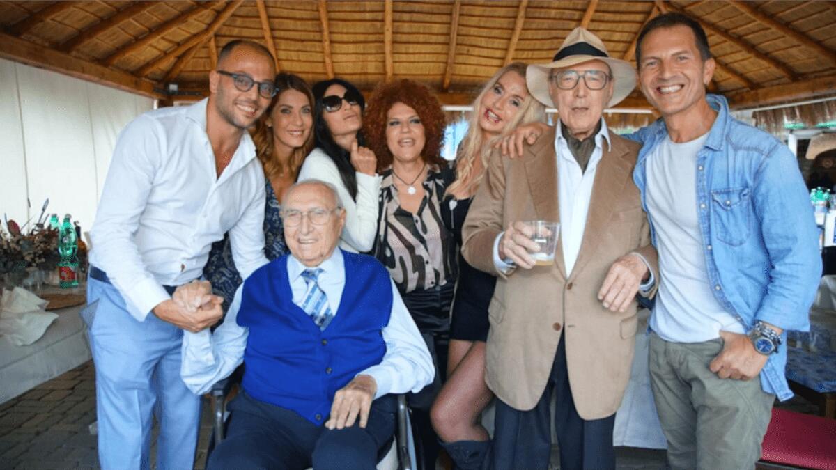 Pippo Baudo riappare sui Social: in sedia a rotelle per il compleanno di Pingitore [VIDEO] - 