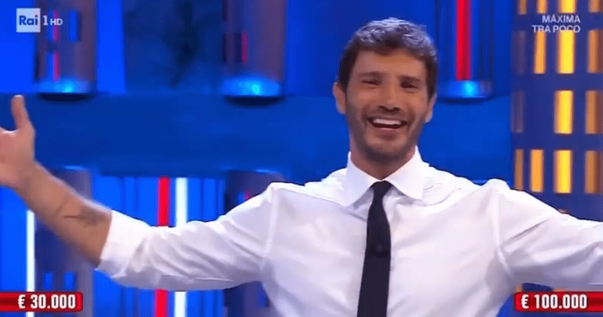 Stefano De Martino alla premiere di Affari Tuoi evoca Amadeus e sui social si scatena la nostalgia! - 