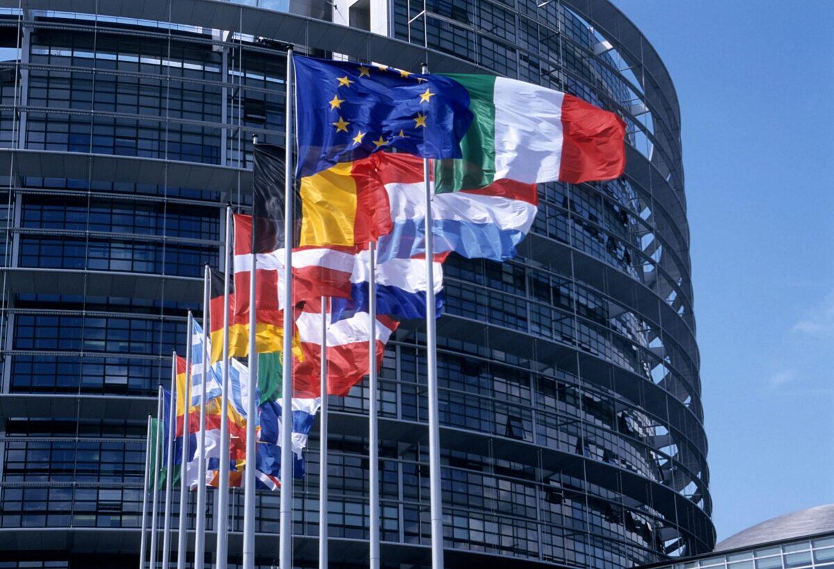 Guerra in Ucraina: L'Europarlamento Approva l'Uso di Armi Contro la Russia - 