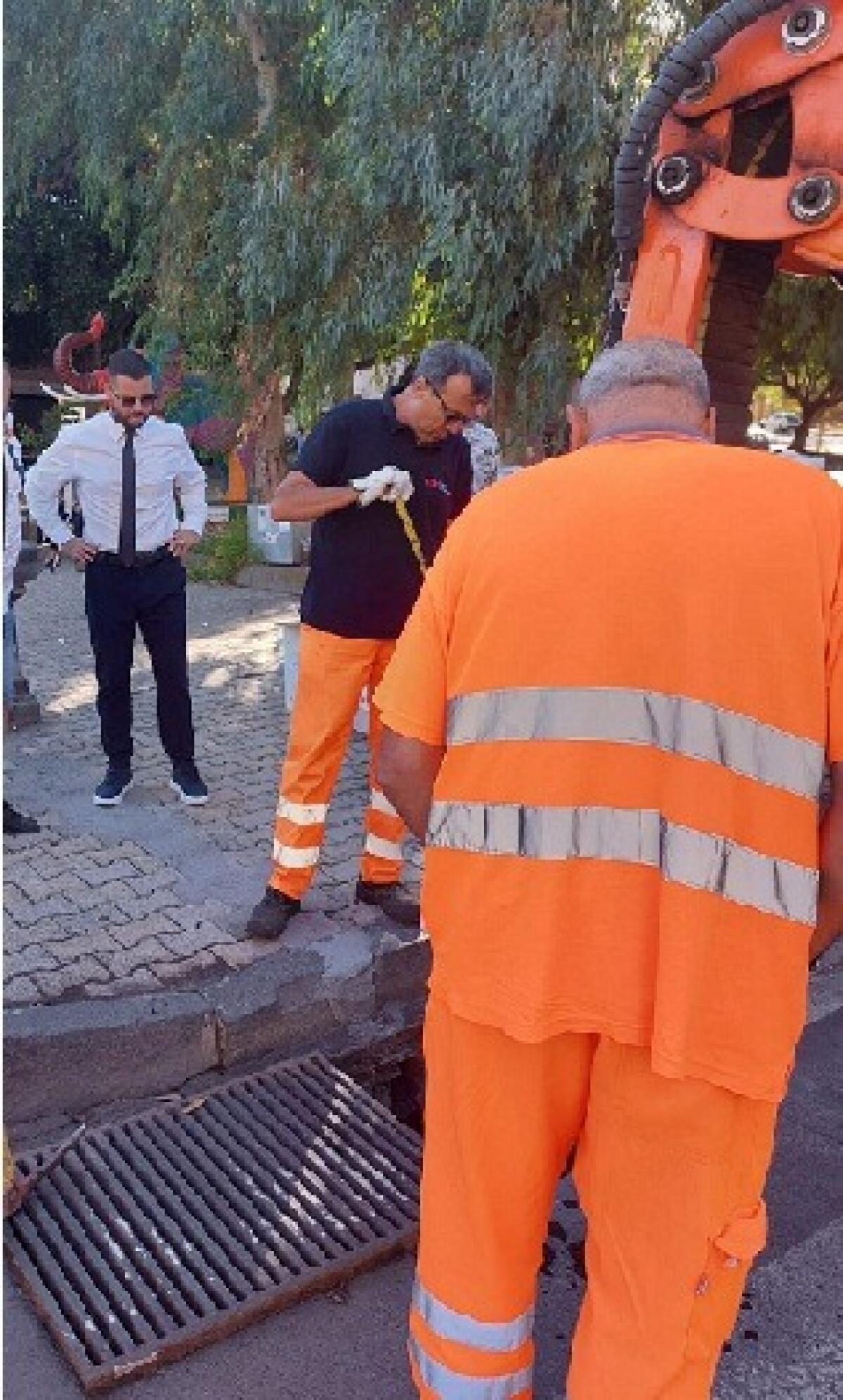 Manutenzioni: il canal jet al lavoro per liberare le caditoie intasate! - 
