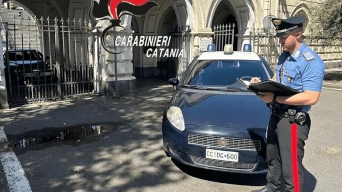 Pregiudicato porta l’ex moglie sulla tomba del figlio, la minaccia e aggredisce i Carabinieri - 